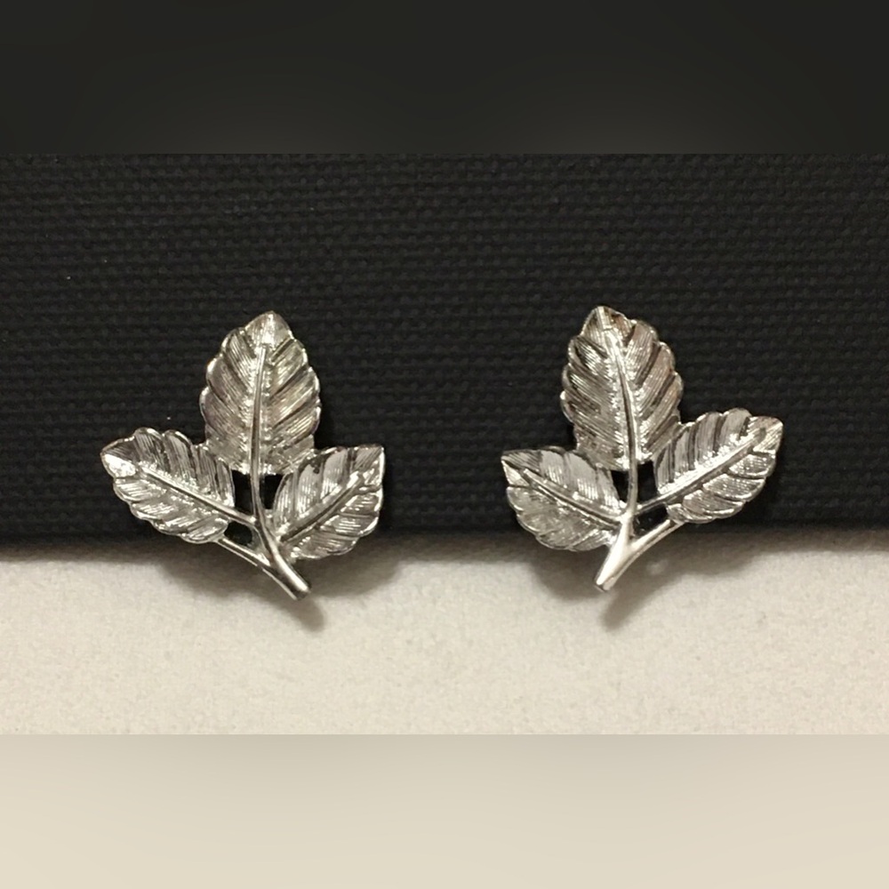 pNOS Vtg 1967 Petite Emmons Leaf Silvertone Triple Leaf CLIP Earrings S Coventry